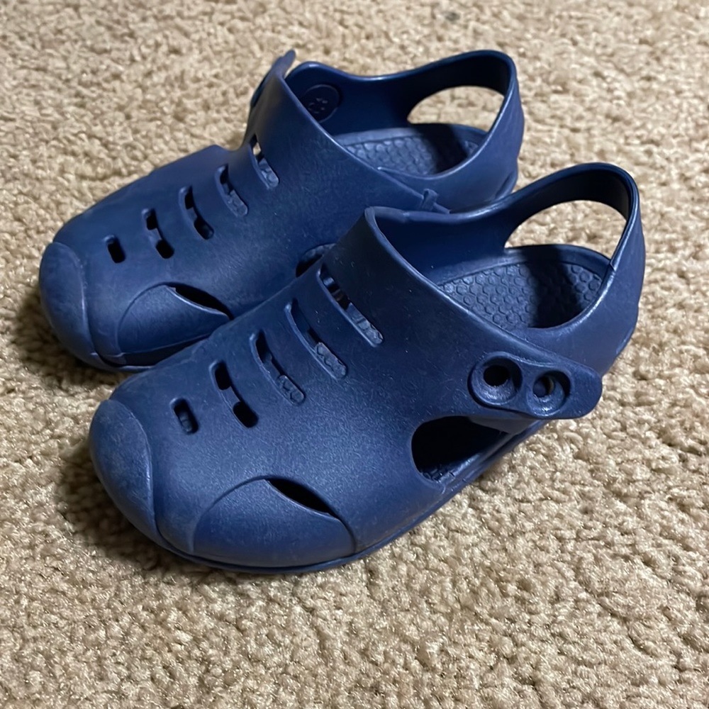 Gently Used Okabashi Carter camp Shoes size toddler 9